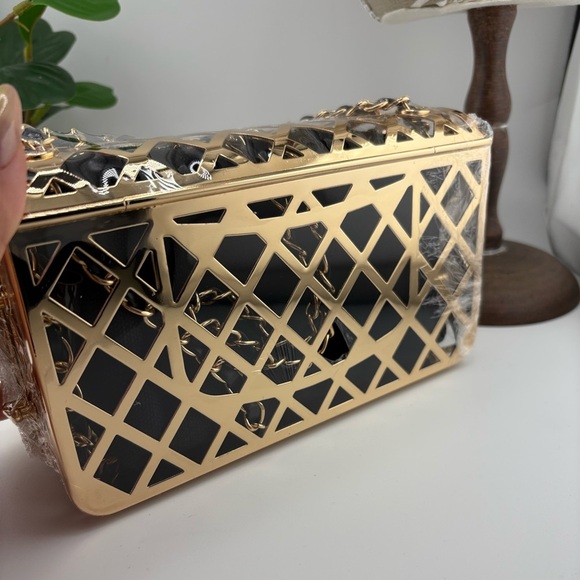 Elegant Metallic Frame Crossbody Bag - Picture 7 of 17